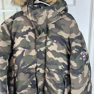 Tommy Hilfiger Men's Camouflage Hooded Puffer Jacket with Faux Fur Trim Medium